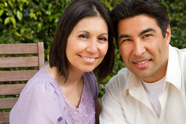 Glückliches hispanisches Paar. — Stockfoto