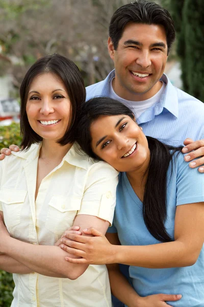 Familia hispana con una hija adolescente . — Foto de Stock