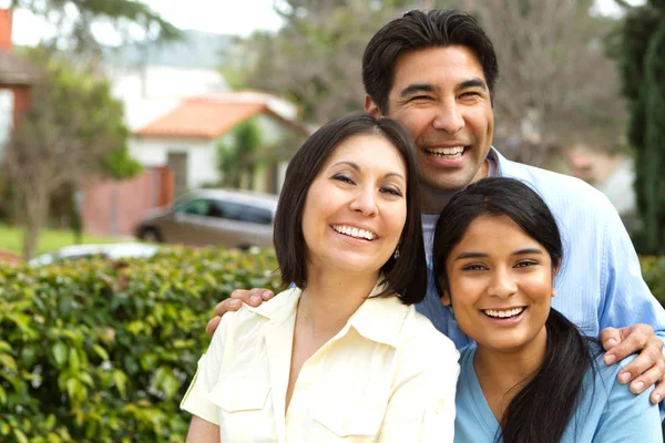 Familia hispana con una hija adolescente . — Foto de Stock