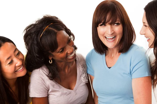 Diverso grupo de mujeres hablando y riendo . —  Fotos de Stock