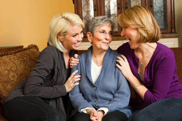 Famiglia di tre generazioni di donne . — Foto Stock