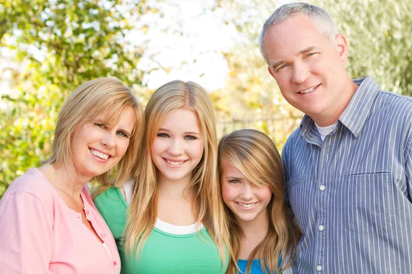 Gelukkig familie glimlachen. — Stockfoto