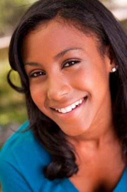 Bir hamakta genç genç kız.