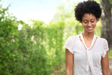 Dışarıda gülümseyen güzel kadın.