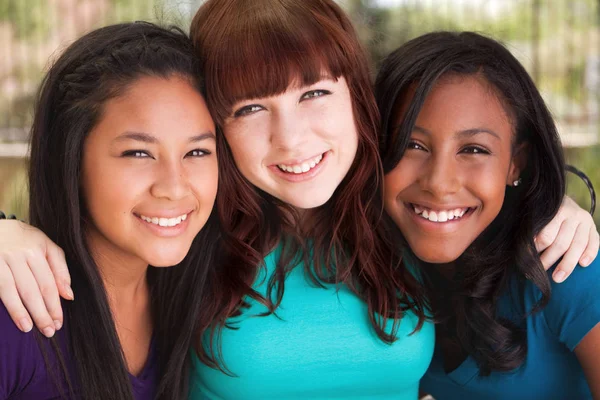 Zróżnicowaną grupę Nastolatki dziewczyny uśmiechający się. — Zdjęcie stockowe