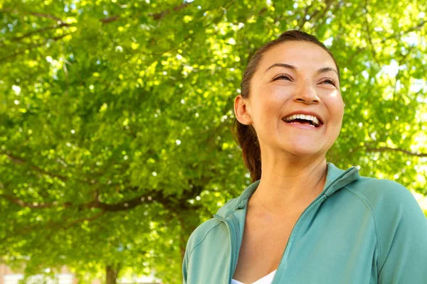 Feliz mulher hispânica sorrindo . — Fotografia de Stock