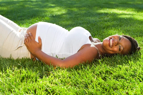 Mladé afroamerické těhotná žena. — Stock fotografie