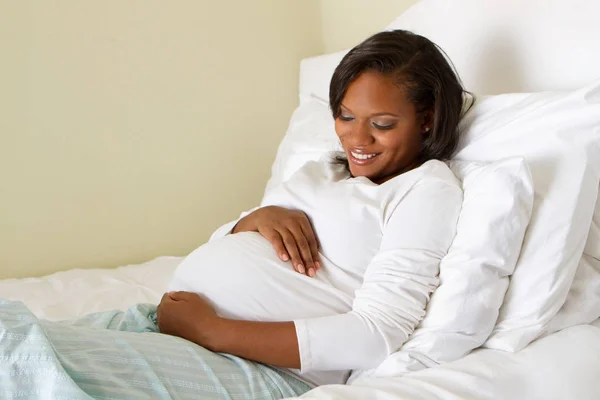 Junge afrikanische amerikanische schwangere Frau. — Stockfoto