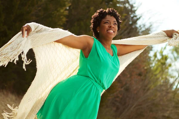 Kvinna med öppna armar i naturen och frisk luft. — Stockfoto