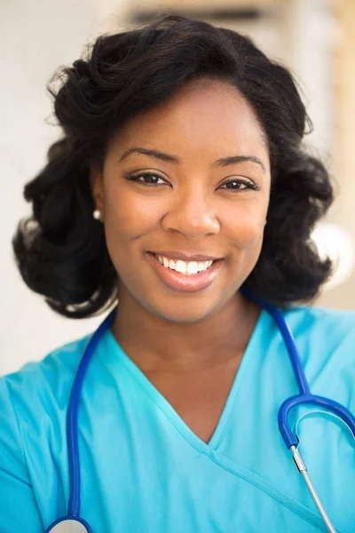 Pekerja kesehatan. Dokter atau perawat berdiri di luar rumah sakit . — Stok Foto