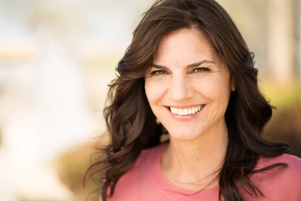 Mulher madura bonita sorrindo . — Fotografia de Stock