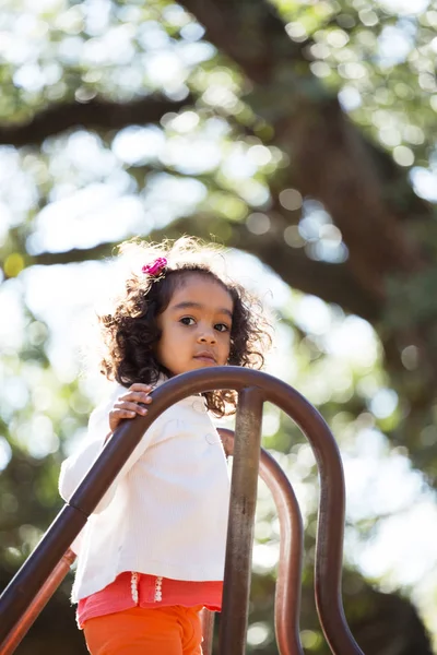 Klein meisje in het park spelen. — Stockfoto