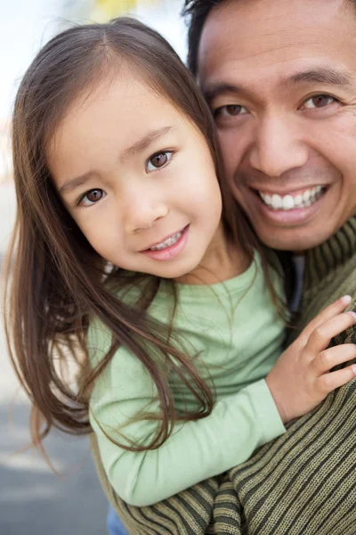 Père asiatique avec sa fille . — Photo