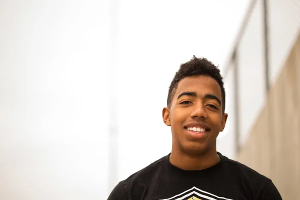 Afryki amerykański nastolatek uśmiechający się. — Zdjęcie stockowe
