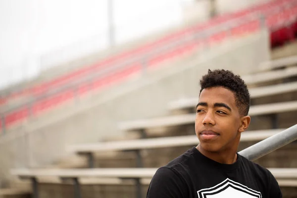 Adolescente afroamericano in pensiero profondo . — Foto Stock