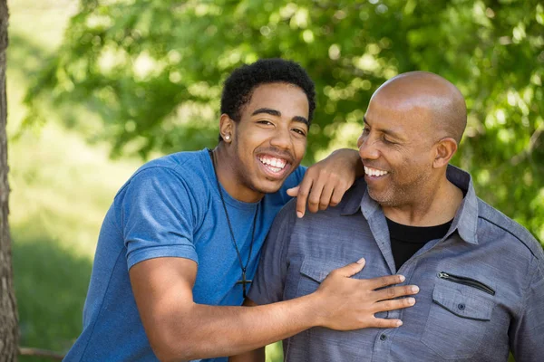 Vader praten en tijd doorbrengen met zijn zoon. — Stockfoto