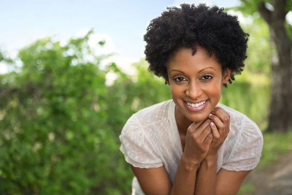 Hermosa mujer sonriendo afuera . — Foto de Stock