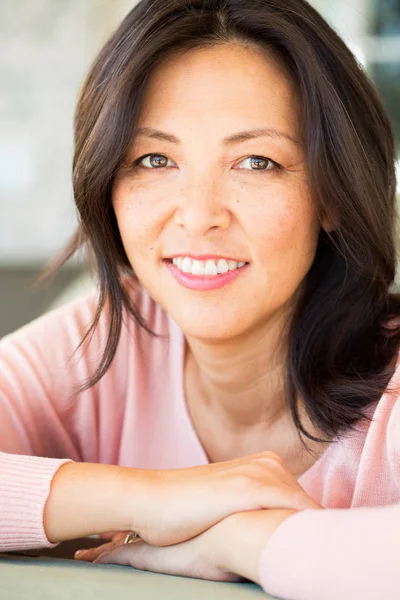 Retrato de uma mulher asiática sorrindo . — Fotografia de Stock