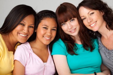 Anneler ve kızları çeşitli grup.