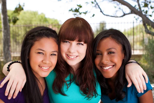 Diverse groep van tieners meisjes glimlachen. — Stockfoto