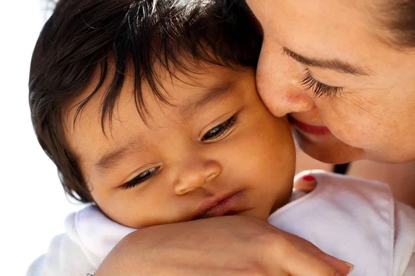 Mutter küsst ihr Baby. — Stockfoto