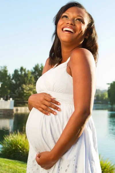Mladé afroamerické těhotná žena. — Stock fotografie