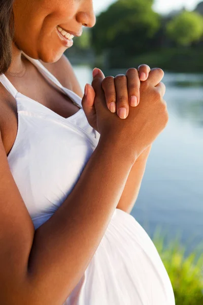 Těhotná žena se modlí. — Stock fotografie
