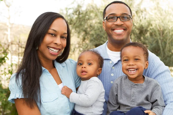 Glückliche junge Familie. — Stockfoto