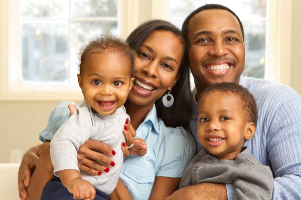 Familia feliz en casa. —  Fotos de Stock