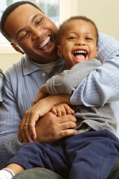 Отец обнимает и смеется со своим сыном . — стоковое фото