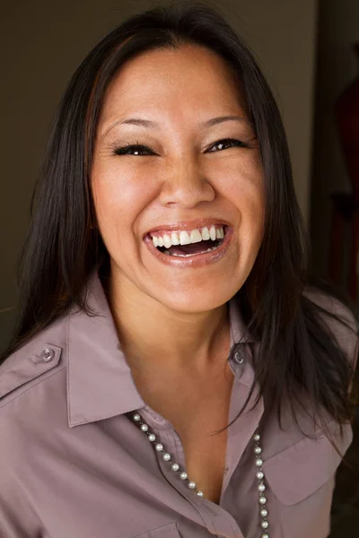 Glücklich asiatische Frau lächelnd. — Stockfoto