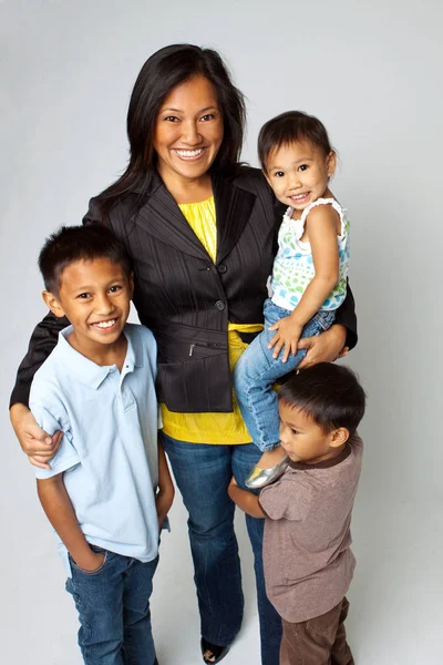 Mãe asiática feliz com seus filhos . — Fotografia de Stock