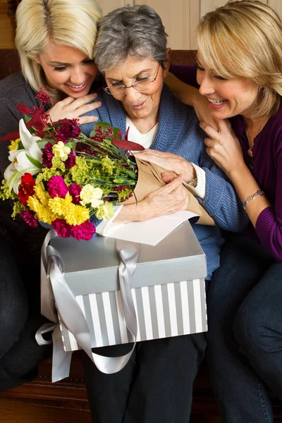 Festeggiando mamma e nonna . — Foto Stock