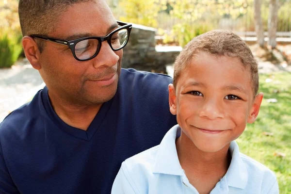 African American far och hans son. — Stockfoto
