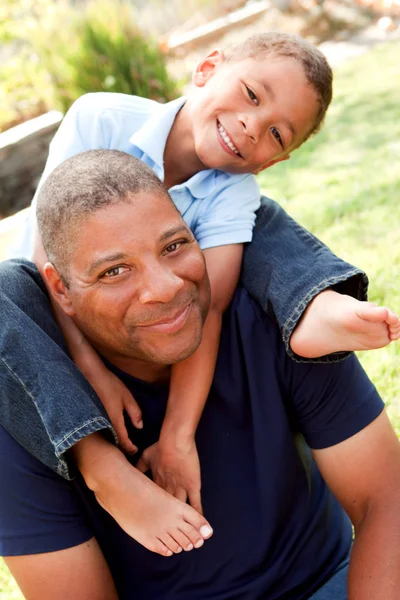 Padre afroamericano e suo figlio . — Foto Stock