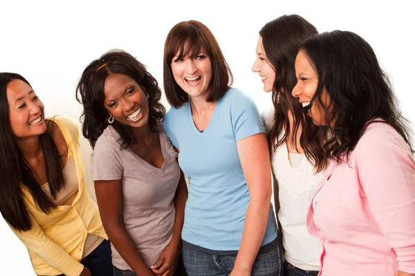 Vielfältige Gruppe von Frauen, die reden und lachen. — Stockfoto