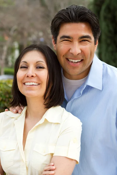 Feliz pareja hispana. — Foto de Stock