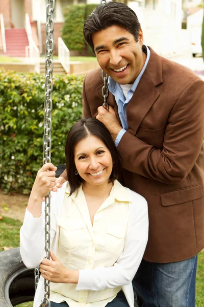 Feliz pareja hispana. — Foto de Stock