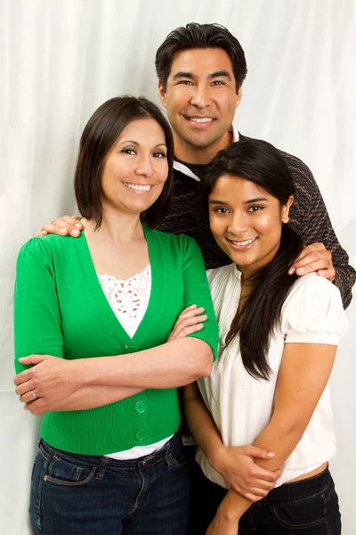 Familia hispana con una hija adolescente . — Foto de Stock