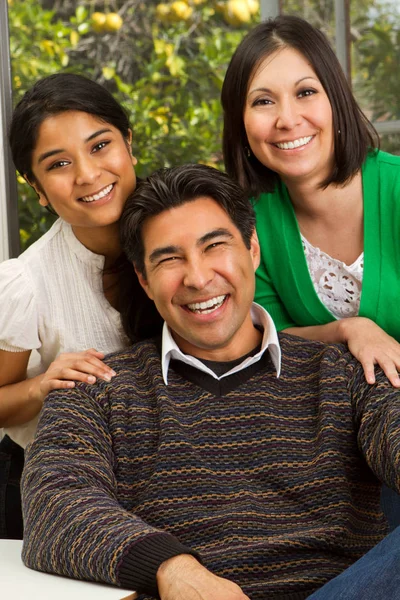 Familia hispana con una hija adolescente . — Foto de Stock