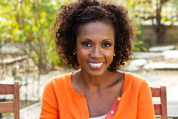 Mujer afroamericana sonriendo —  Fotos de Stock