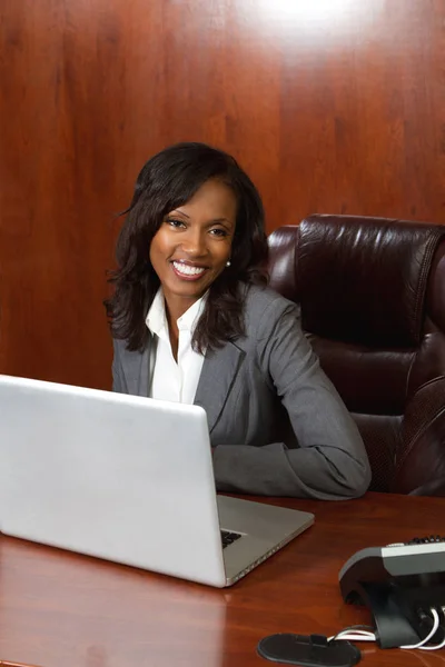 Mujer de negocios afroamericana. — Foto de Stock