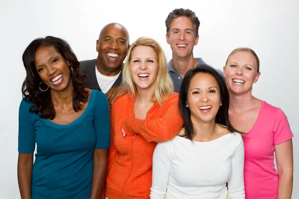 Grupo étnico multi de amigos sorrindo . — Fotografia de Stock