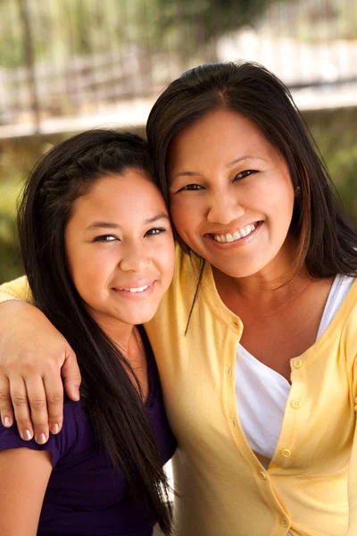Aziatische tienermeisje glimlachen. — Stockfoto