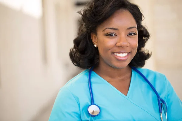 Pekerja kesehatan. Dokter atau perawat berdiri di luar rumah sakit . — Stok Foto