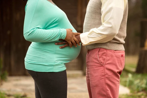 Amar pareja afroamericana embarazada . —  Fotos de Stock