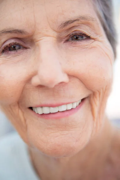 笑みを浮かべて成熟した年配の女性の肖像画. — ストック写真