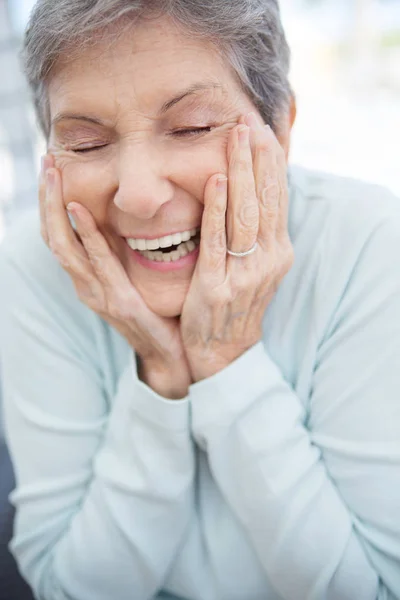 Retrato de una anciana madura sonriendo . — Foto de Stock