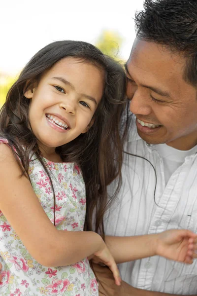 Asiático pai com sua filha . — Fotografia de Stock