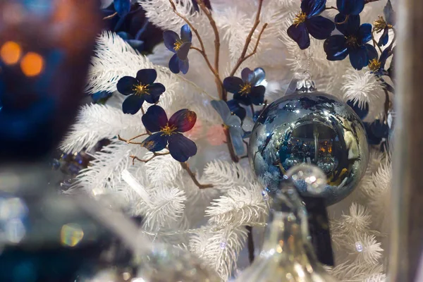 Noel süslemeleri penceresinde